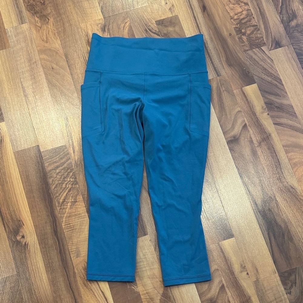 Athleta salutation stash pocket II Blue capri Leggings